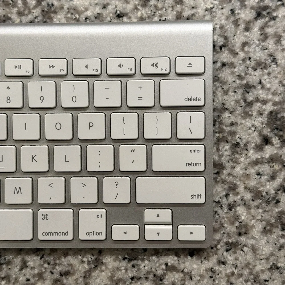 Apple Keyboard Model A1314 Wireless Bluetooth Genuine Keyboard Mac iPad Tested